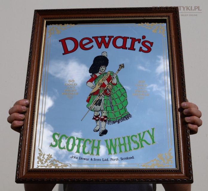 Lustrzany szyld Dewar’s Scotch Whisky na szklanym lustrze